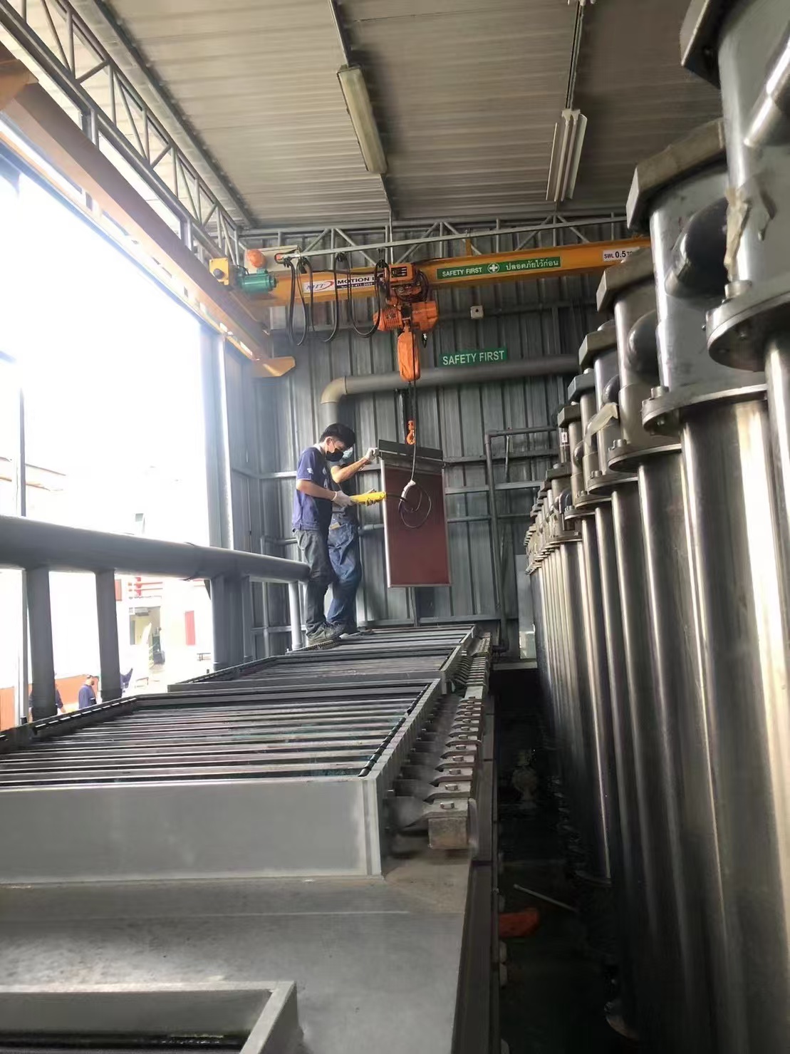 Antimony ore slurry electrolysis cell