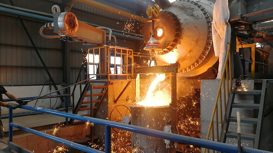 Rotary copper smelting furnace